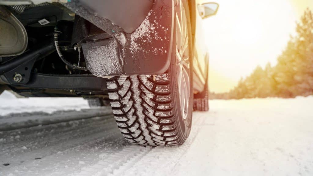 Pneu hiver sur une route enneigée