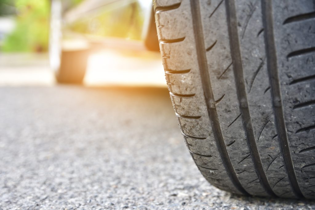Gros plan sur un pneu de voiture sur la route