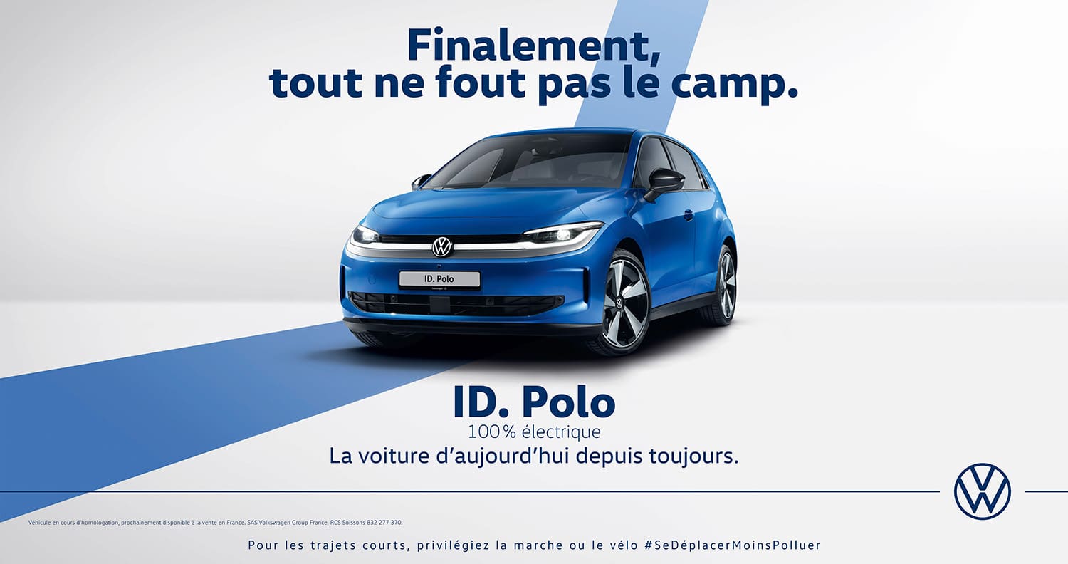 Volkswagen ID. Polo 100 % électrique, bleue, de trois quarts avant