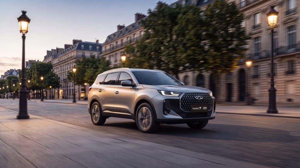 Chery Tiggo 7 gris en ville, vue trois quarts avant