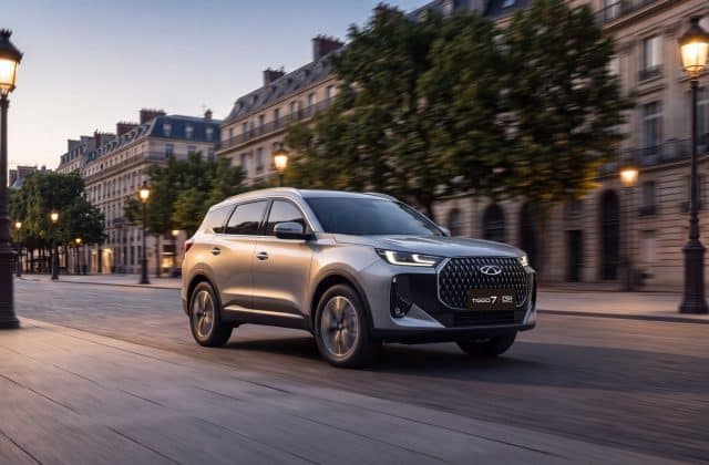 Chery Tiggo 7 gris en ville, vue trois quarts avant