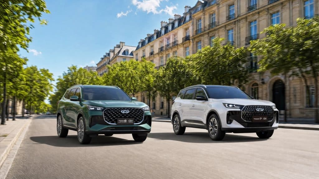 Chery Tiggo 8 hybride rechargeable et Chery Tiggo 7 roulant côte à côte