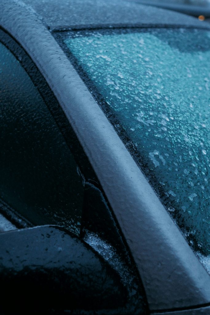 Pare-brise et montant d'une voiture recouverts de givre