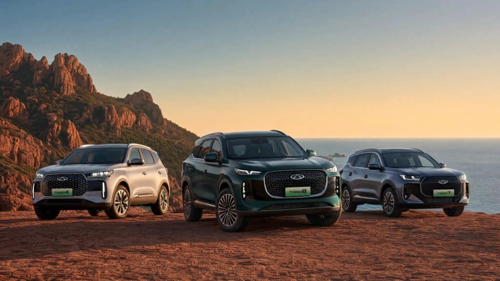 Les SUV Chery Tiggo 4, Tiggo 8 et Tiggo 7 au coucher du soleil, face à la mer