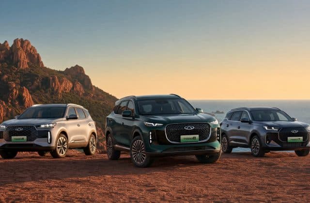 Les SUV Chery Tiggo 4, Tiggo 8 et Tiggo 7 au coucher du soleil, face à la mer