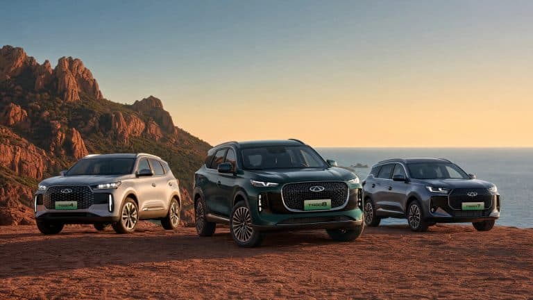 Les SUV Chery Tiggo 4, Tiggo 8 et Tiggo 7 au coucher du soleil, face à la mer