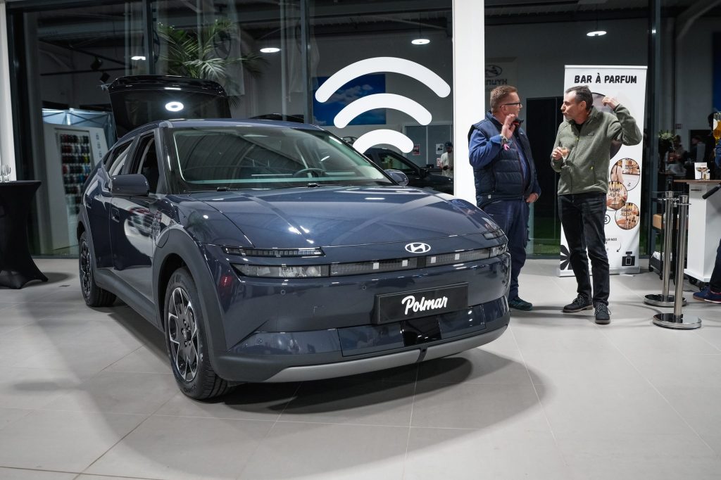 La Ioniq 3 gris foncé exposée dans le showroom de Hyundai Caen