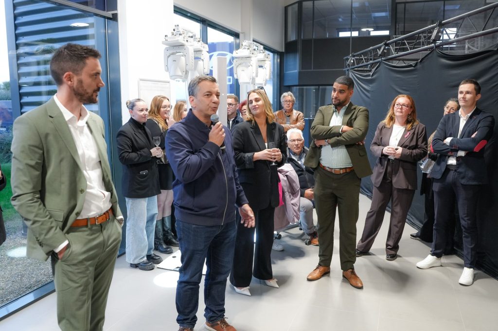 Les équipes prennent la parole devant les invités de la soirée