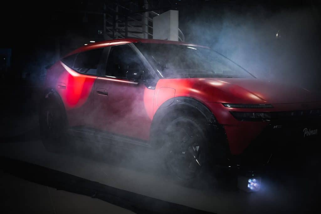 La nouvelle Ioniq 3 rouge dévoilée dans la fumée, sous les projecteurs