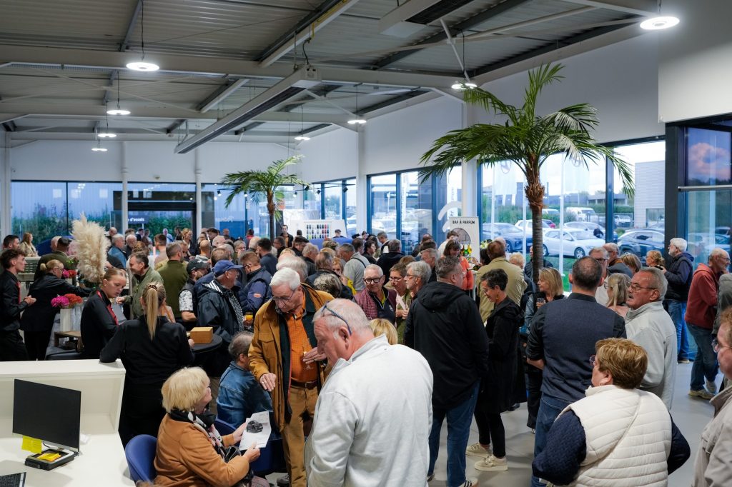 Le showroom de Hyundai Caen rempli d’invités pendant la soirée de lancement