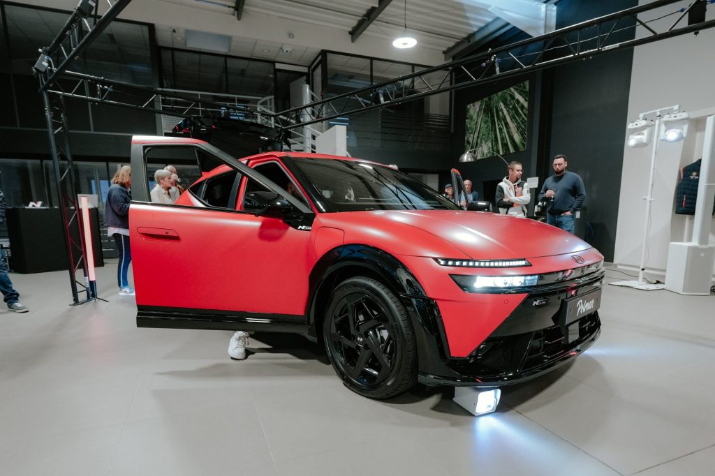 La nouvelle Hyundai Ioniq 3 N Line rouge exposée portes ouvertes chez Hyundai Caen