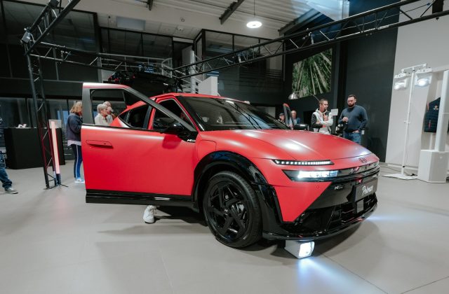 La nouvelle Hyundai Ioniq 3 N Line rouge exposée portes ouvertes chez Hyundai Caen
