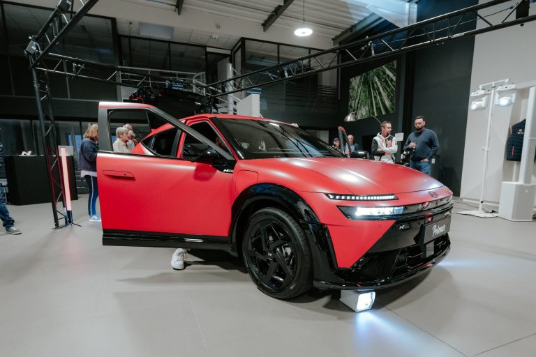 La nouvelle Hyundai Ioniq 3 N Line rouge exposée portes ouvertes chez Hyundai Caen